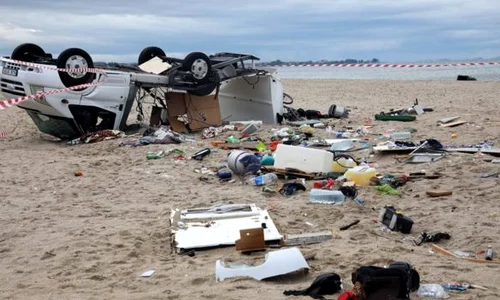Vântul turbat a răsturnat mașinile parcate jpeg