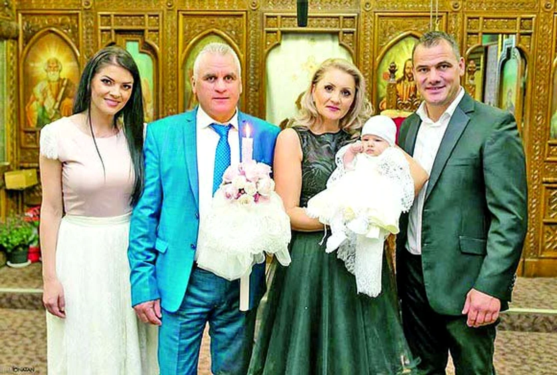 
    Ionuț Iftimoaie și soția lui, Maria, și-au creștinat vineri fiicaFoto: arhiva personală  
