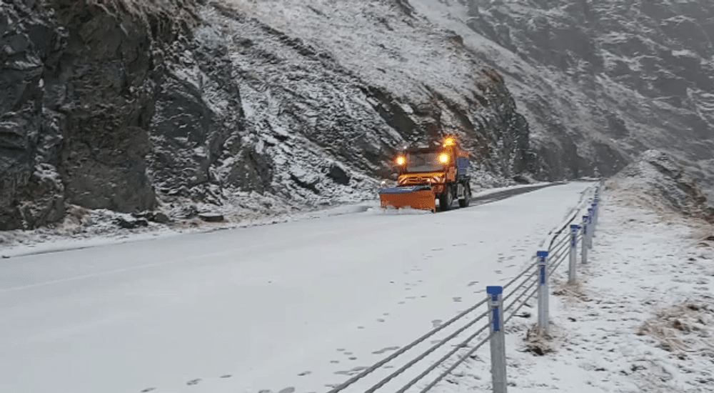 Zăpadă pe Transfăgărășan. Sfaturile Salvamont Argeș pentru cei care vor să urce pe munte VIDEO