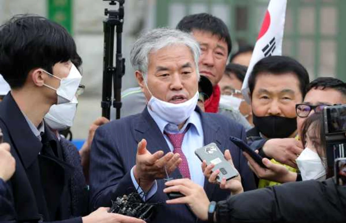 Jun Kwang-hoon (în centrul imaginii), liderul Bisericii Sarang Jeil FOTO EPA-EFE