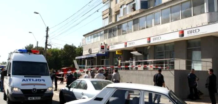 Galaţi: UPDATE JAFUL DE LA BANCĂ: Hoţii au fugit cu o maşină înmatriculată în străinătate