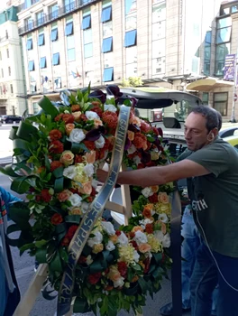 Coroanele de flori, cu mesaje de condoleanțe, au fost aduse la teatru