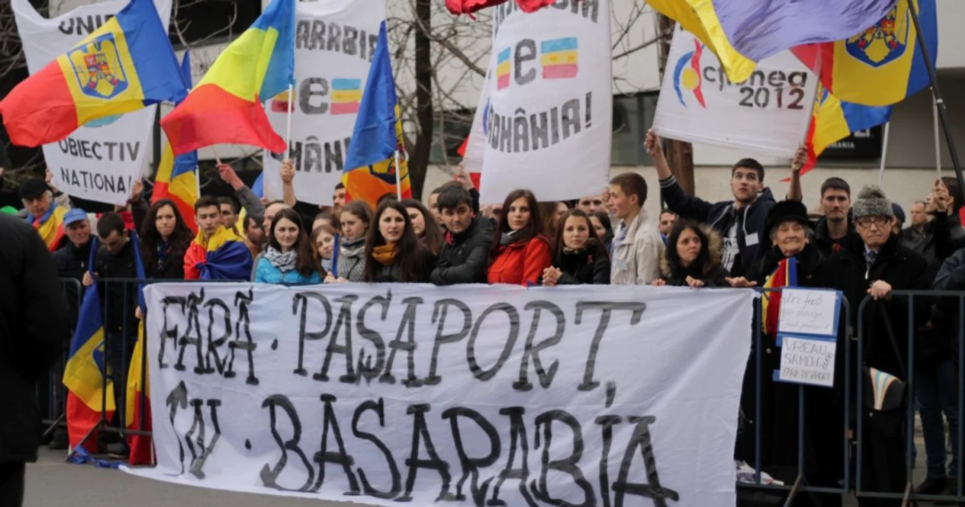 Tineri şi bătrâni de pe ambele maluri ale Prutului au militat duminică pentru eliminarea paşapoartelor la trecerea frontierei
dintre România şi Republica Moldova. FOTO Acţiunea 2012