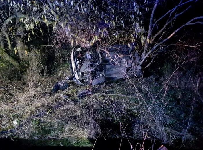 Mașina s-a răsturnat. FOTO ISU Teleorman