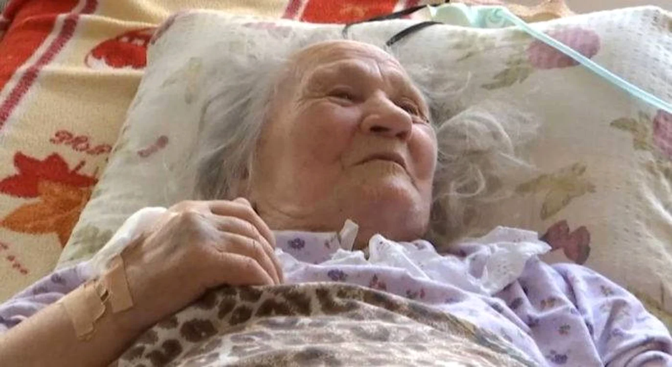 
    Ksenia Diduk, femeia de 83 de ani care a revenit la viață la 10 ore după pronunțarea decesuluiFoto: YouTube  