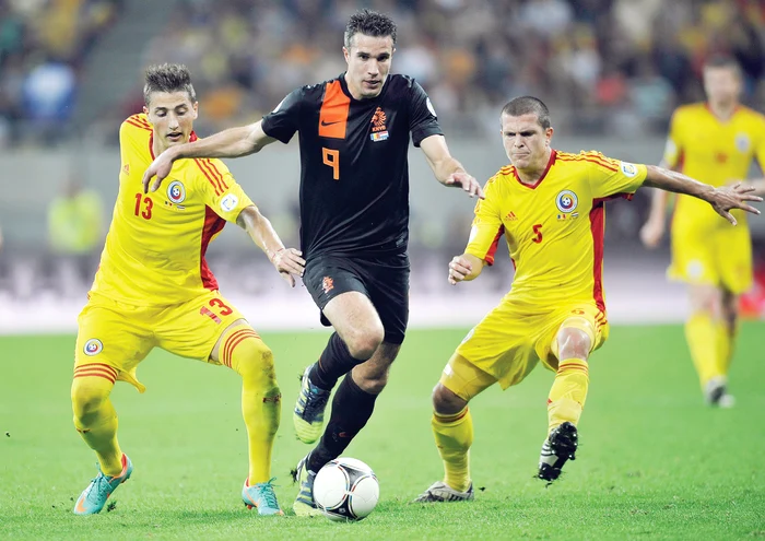 
    Olanda, Turcia, Bosnia, Elveţia, Grecia, Rusia şi Serbia au nişte preliminarii execrabile şi riscă să lipsească tocmai de la turneul unde se ajunge cel mai uşor. Van Persie (centru) şi coechipierii lui nu au mai avut norocul să joace contra României, aşFoto: Mediafax  
