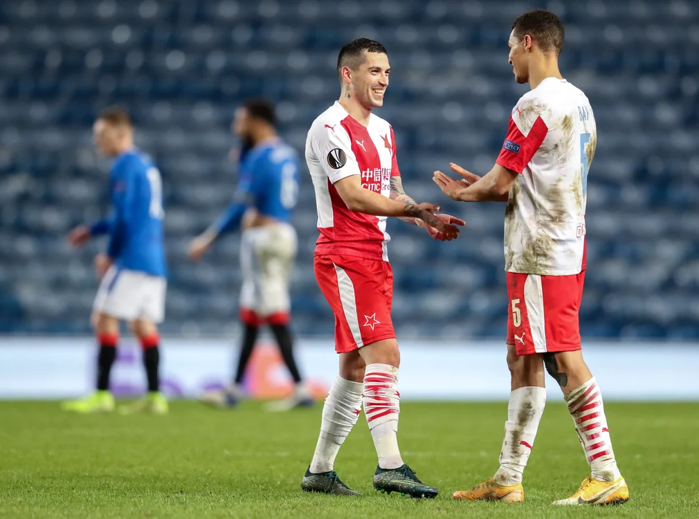 
    Nicolae Stanciu a fost felicitat de colegi după golul înscris în returul cu Glasgow RangersFoto: EPA-EFE  