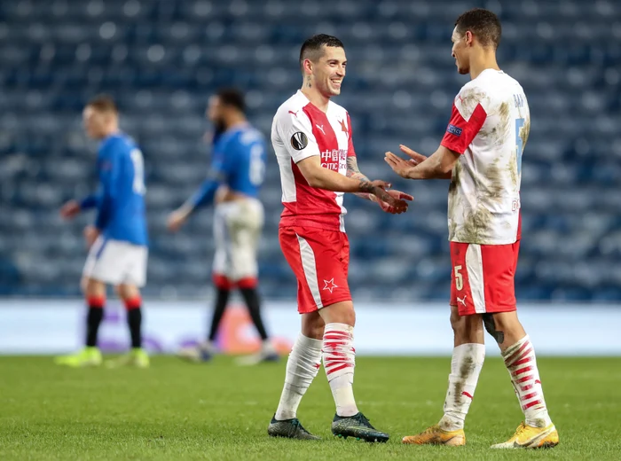 Nicolae Stanciu a fost felicitat de colegi după golul înscris în returul cu Glasgow RangersFoto: EPA-EFE
