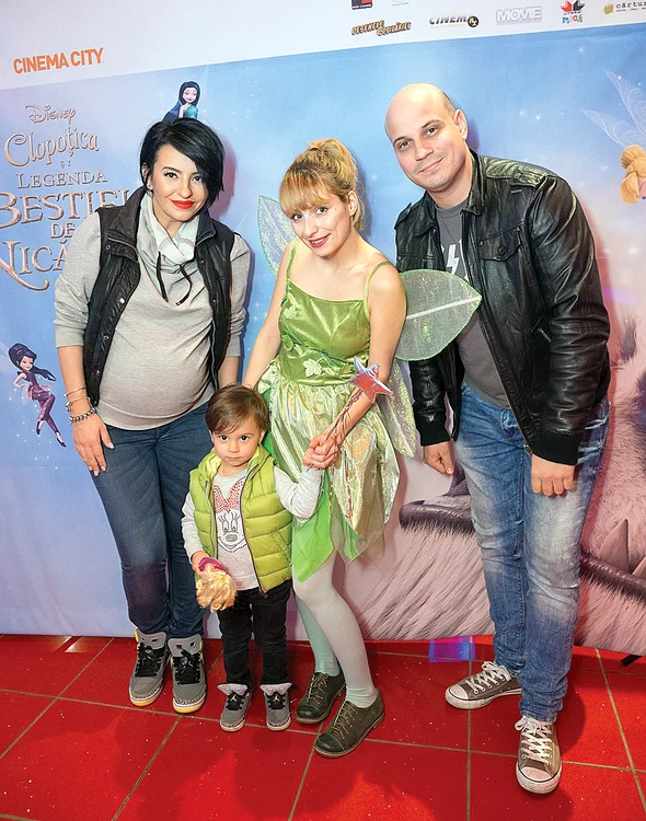 Giulia Huidu (30 de ani)  Solista îşi plimbă burtica la film,  alături de familie. Însărcinată în 31 de  săptămâni, Giulia va avea un băieţel.