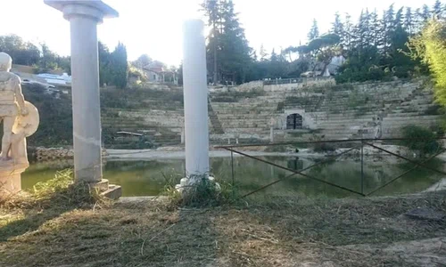 teatru roman fals jpg
