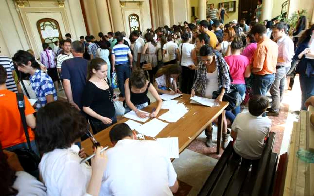Mii de studenţi dau admiterea la Medicină, la "Carol Davila"   FOTO: Marian Iliescu/Adevărul