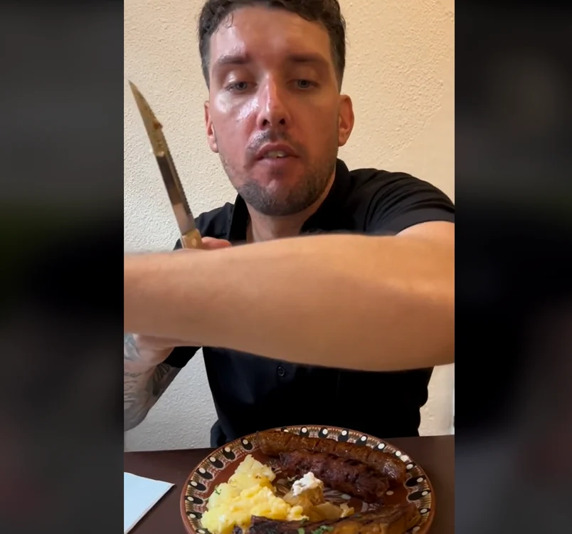 Englezul a făcut „piele de găină” când a gustat un preparat tradițional. FOTO: Captură video