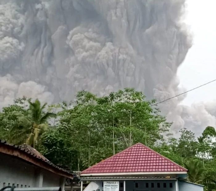 Norul uriaș de cenușă rezultat din erupția vulcanului Mt SemeruFoto: Twitter