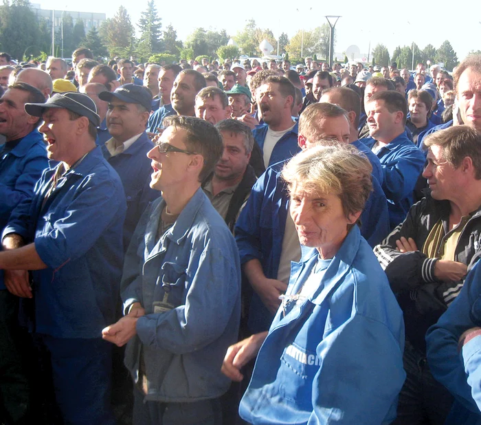 Oamenii s-au strâns în curtea combinatului sperând ca drama lor să ia sfârşit