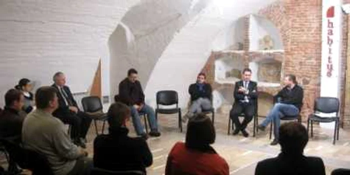 Dezbaterea a fost găzduită de Centrul Cultural Habitus