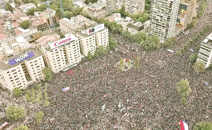 
    Vineri, un milion  de oameni au  protestat în Chile  
