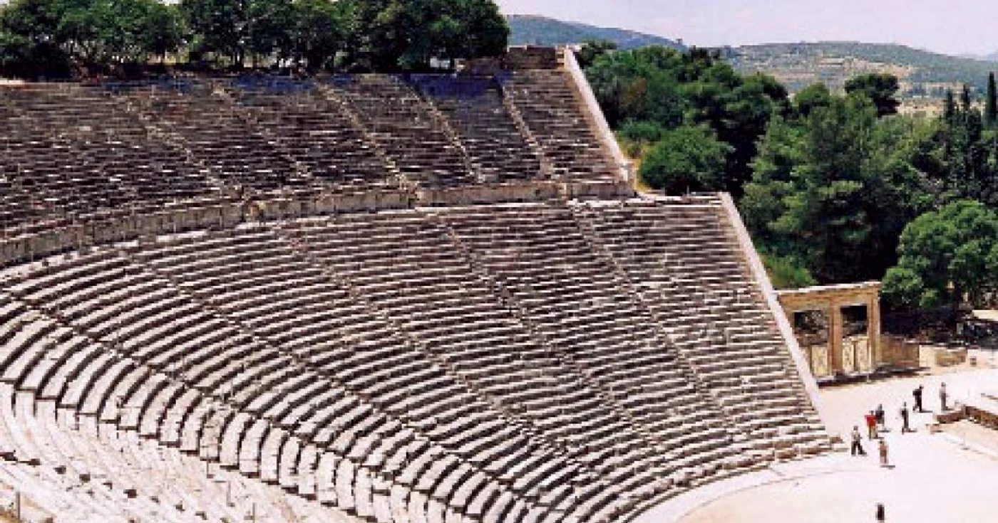 Teatrul elen din Epidaurus, mare cât un stadion de astăzi