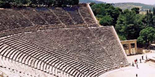 Teatrul elen  din Epidaurus, mare  cât un stadion de astăzi