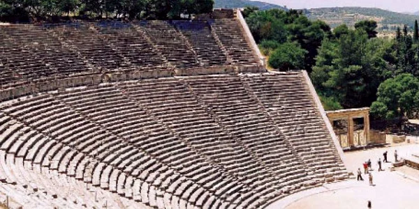 Teatrul elen  din Epidaurus, mare  cât un stadion de astăzi