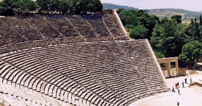 Teatrul elen  din Epidaurus, mare  cât un stadion de astăzi