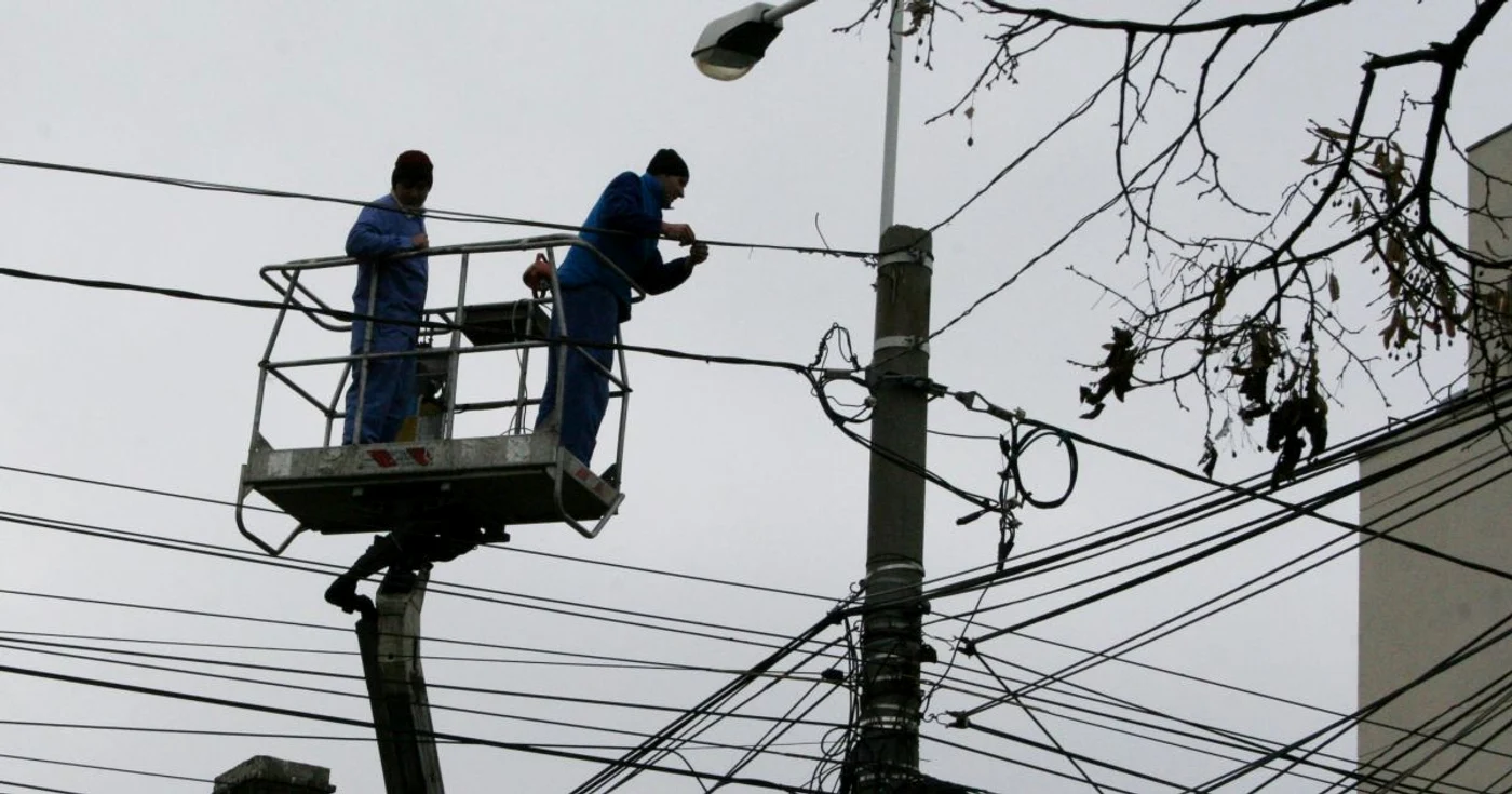 Echipe de la distribuitorul de energie intervin pentru remedierea situației