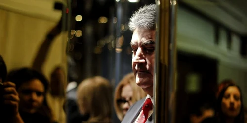 Senatorul Gabriel Oprea aşteaptă închiderea uşilor unui lift din interiorul Parlamentului României după ce a făcut declaraţii de presă la finalul prezentării în faţa comisiei juridice a senatului FOTO Inquam Photos / Octav Ganea