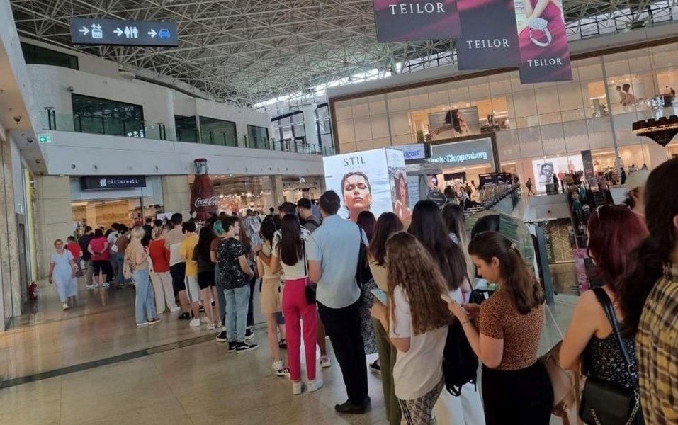 Cozi uriașe la cărțile oferite gratuit de librării celor care au votat