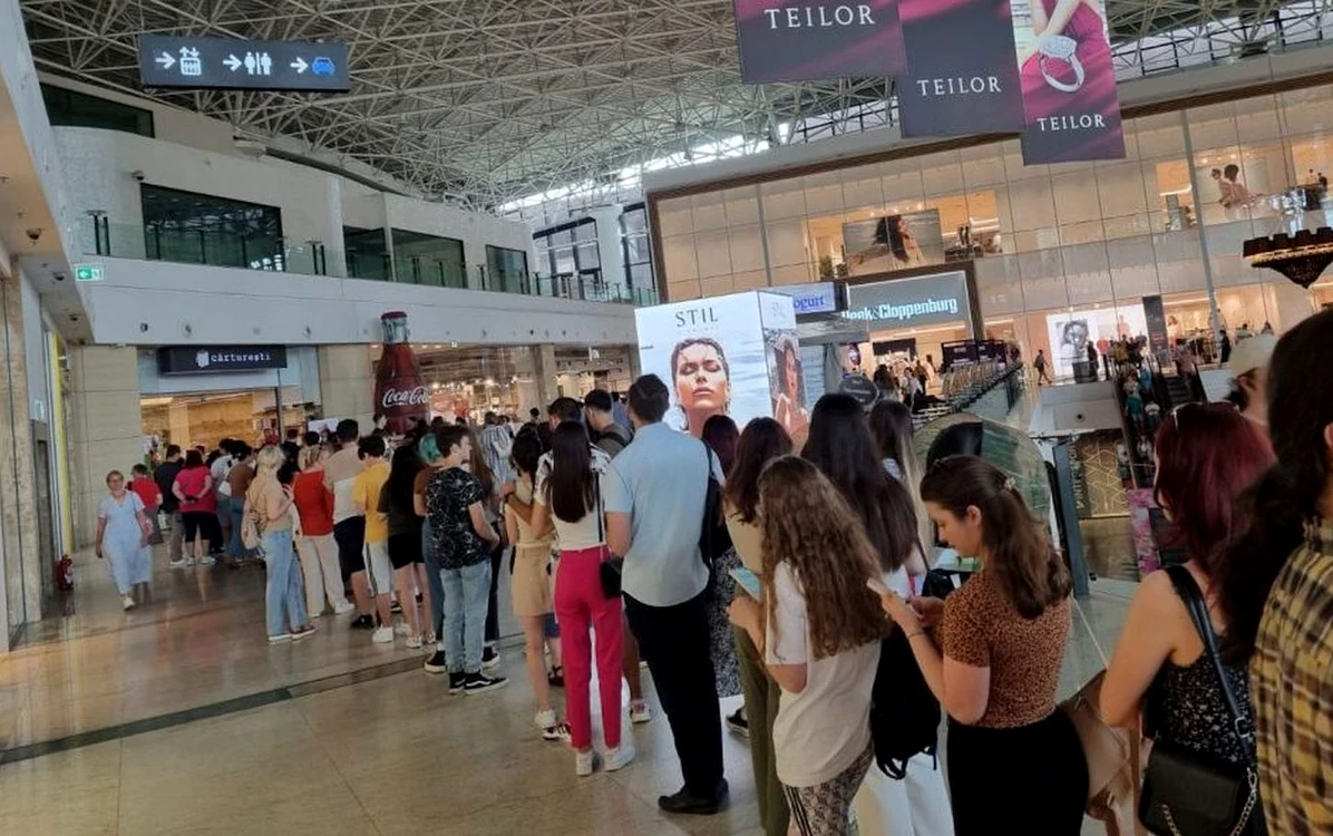 Cozi la librăriile care au oferit cărți gratuit celor care au votat. Foto: Ziarul de Iași. 