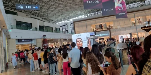 Cozi la librariile Carturesti  Foto Ziarul de Iasi jpg
