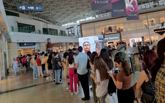 Cozi la librăriile care au oferit cărți gratuit celor care au votat. Foto: Ziarul de Iași. 