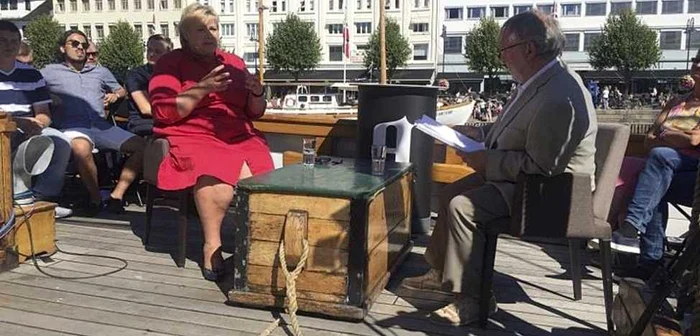 Erna Solberg (stânga), premierul norvegie
