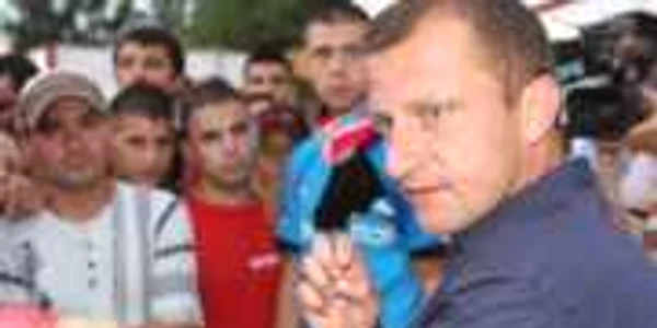 Galaţi: Dorinel Munteanu, la un pas de a fi linşat de suporteri