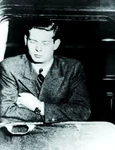 După abdicarea forţată din decembrie 1947, Regele Mihai I ia drumul exilului; în tren, alături de Regina-mamă Elena, în ianuarie 1948 (foto: Getty Images)
