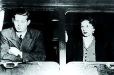 După abdicarea forţată din decembrie 1947, Regele Mihai I ia drumul exilului; în tren, alături de Regina-mamă Elena, în ianuarie 1948 (foto: Getty Images)