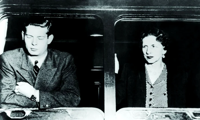După abdicarea forţată din decembrie 1947, Regele Mihai I ia drumul exilului; în tren, alături de Regina-mamă Elena, în ianuarie 1948 (foto: Getty Images)