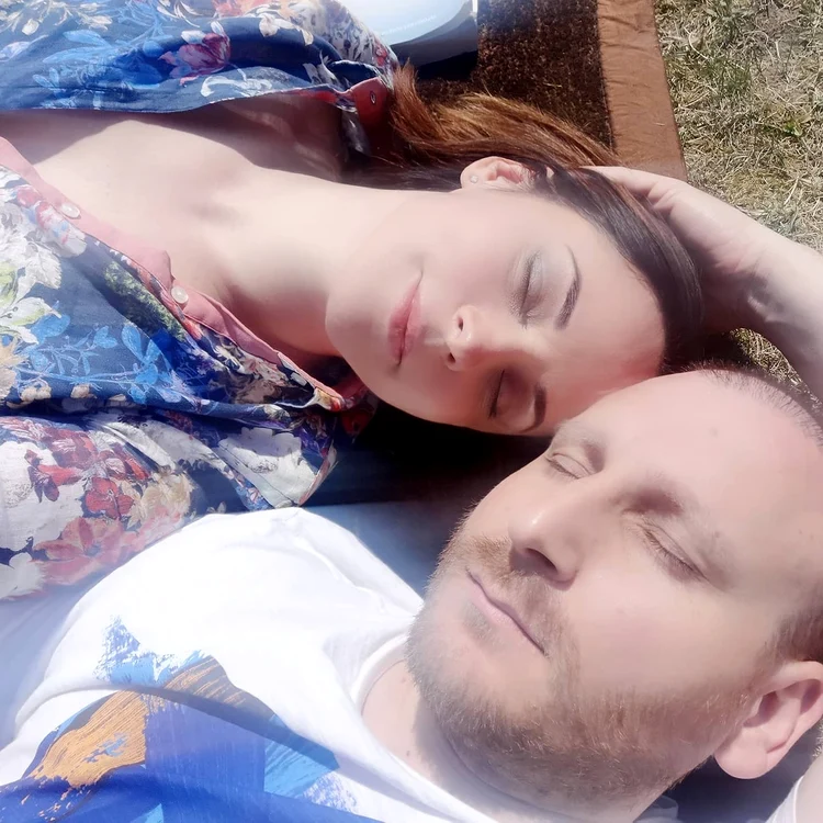 Andreea Marin, tolănită în iarbă, lângă iubit