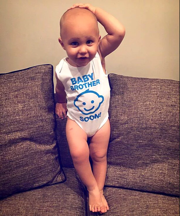 Băieţelul Antoniei şi al lui Alex Velea poartă un body cu un mesaj care ridică semne de întrebare