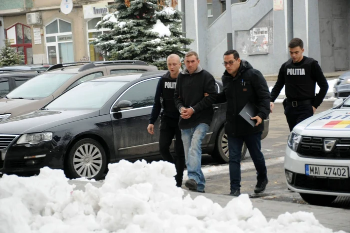 Cristian Dodu, condus de poliţişti la instanţă
