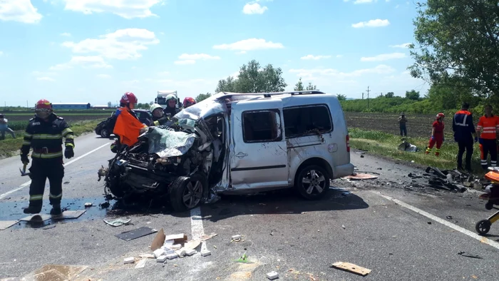 Persoanele decedate erau în aceeași mașină FOTO ISU - Poliția Neamț