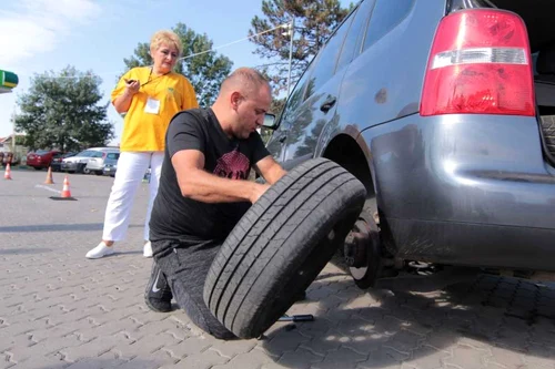 Concurs naţiona de schimbat roata de rezervă