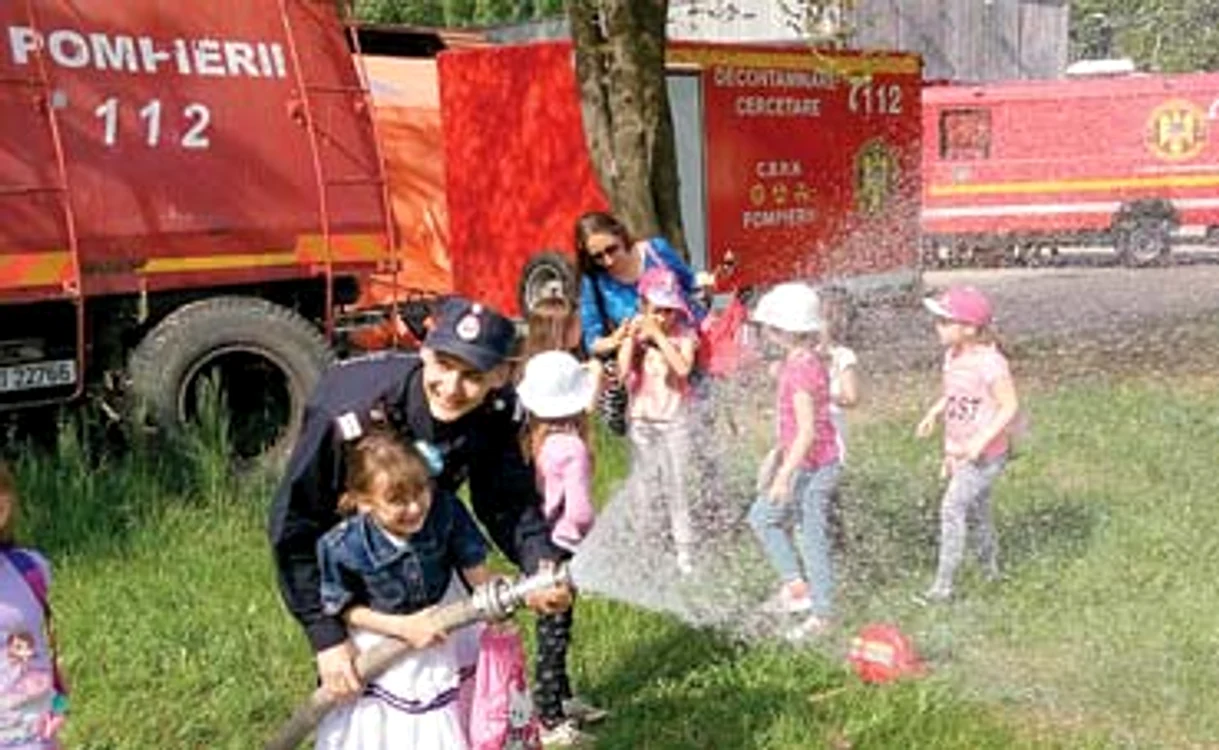 
    Copiii au fost  bucuroşi să pună  mâna pe un furtun  de stins incendiiFoto: ISU Bucureşti-Ilfov  