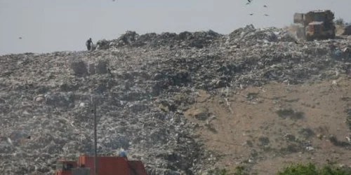 Groapa de gunoi se află la câţiva paşi de marginea oraşului
