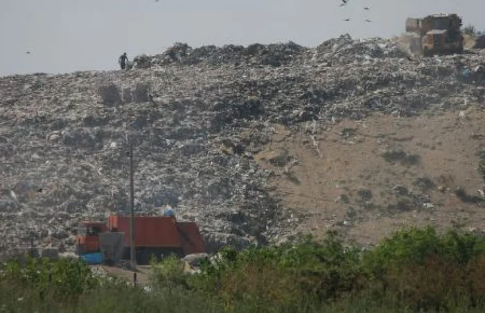 Groapa de gunoi se află la câţiva paşi de marginea oraşului