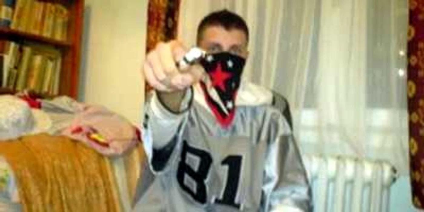 Andrei Maxim pozează în gangster