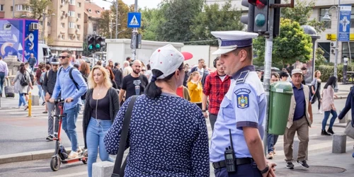 Poliţist - trecere de pietoni / FOTO Poliţia Rutieră / 26 sep 2019