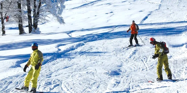 Turiştii trebuie să treacă testul drumului Prislop-Semenic ca să ajungă în paradisul alb