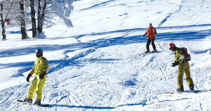 Turiştii trebuie să treacă testul drumului Prislop-Semenic ca să ajungă în paradisul alb