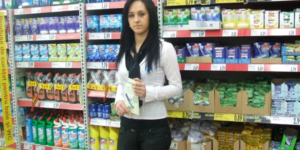 După ore, Gabriela merge la muncă