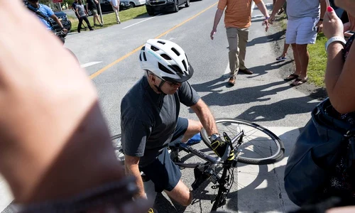 Joe Biden a cazut de pe bicicleta (3) jpg