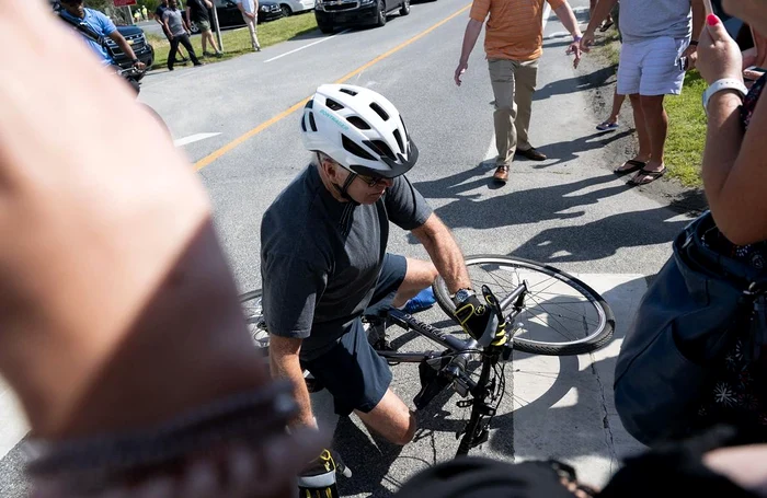 Joe Biden a cazut de pe bicicleta (3) jpg